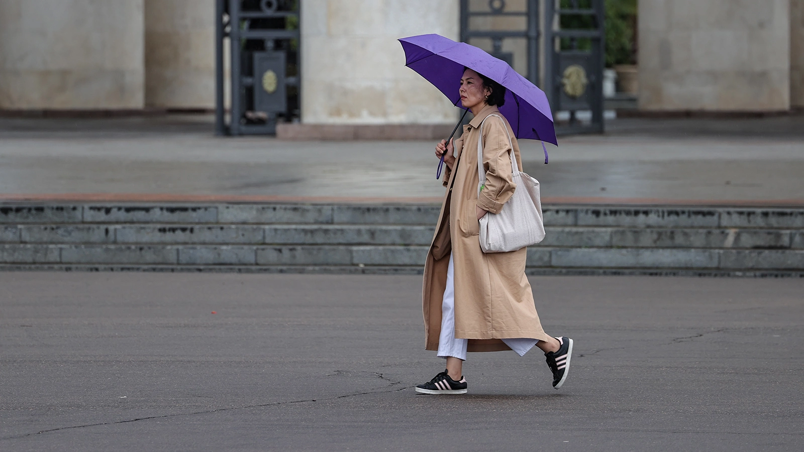 <p>Девушка во время дождя около парка Горького</p>