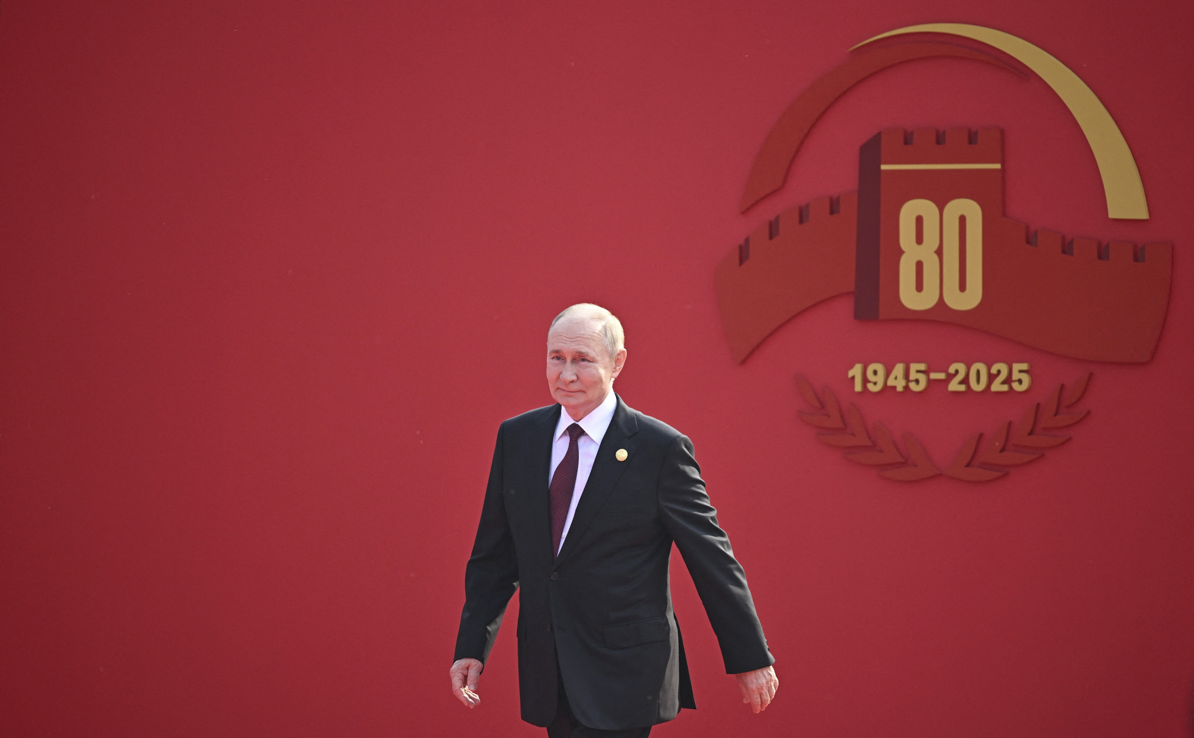 3 сентября в Пекине на площади Тяньаньмэнь прошел военный парад, посвященный 80-й&nbsp;годовщине окончания Второй Мировой войны, отмечаемой в день капитуляции Японии. Владимир Путин прибыл на мероприятие вместе с лидером Китая Си Цзиньпином.