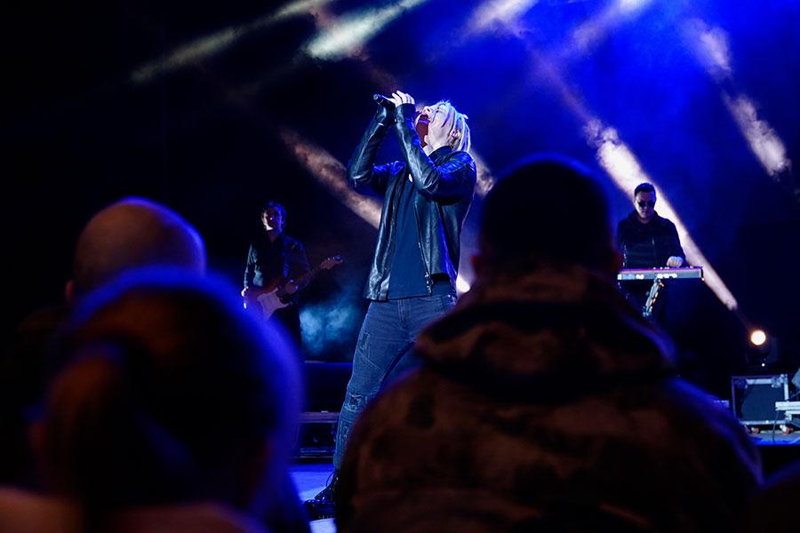 Певец Shaman (Ярослав Дронов) выступает на концерте для военнослужащих в Луганске, январь 2023 года