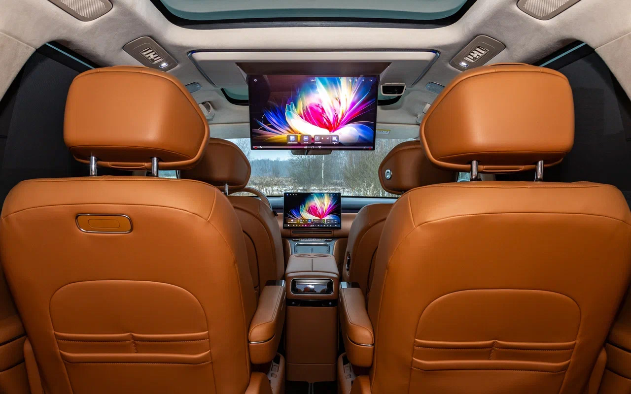 На потолке Voyah Taishan прячется складной телевизор с диагональю 21,4 дюйма. Есть и двухсекционная панорамная крыша, но люка нет