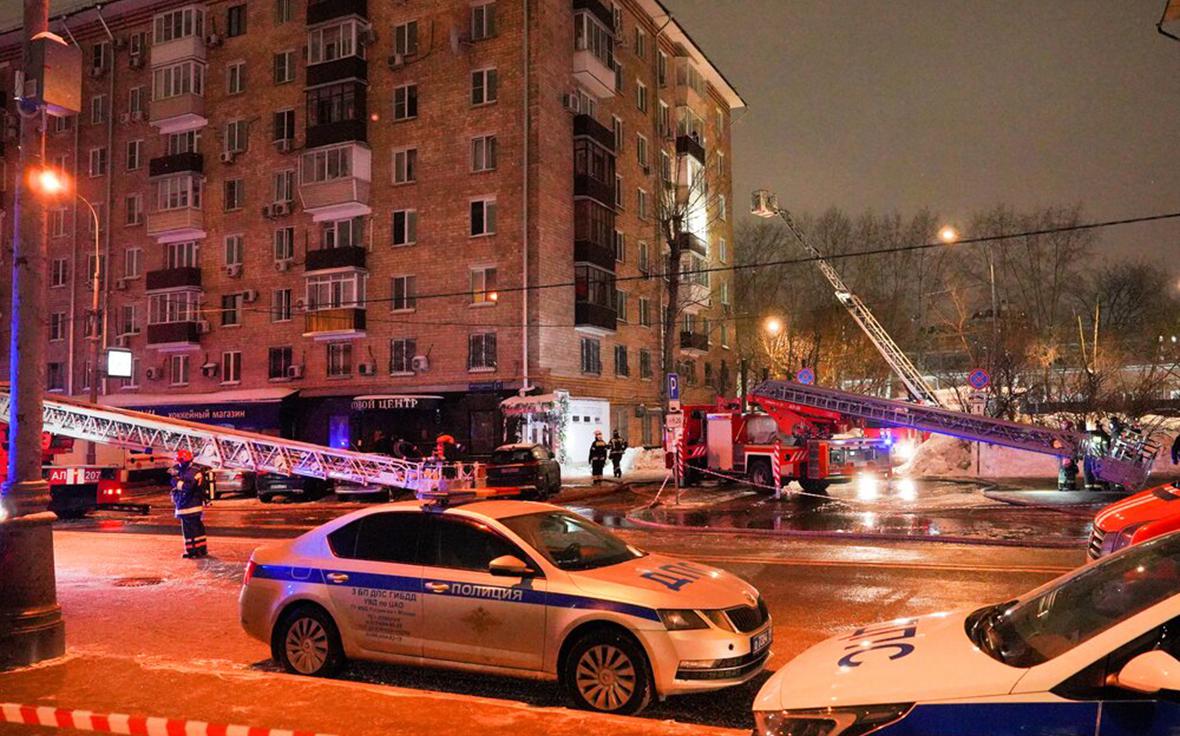 Пожар в доме в центре Москвы, из которого вывели 35 человек. Видео