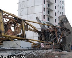 В Екатеринбурге упал башенный кран, один человек погиб