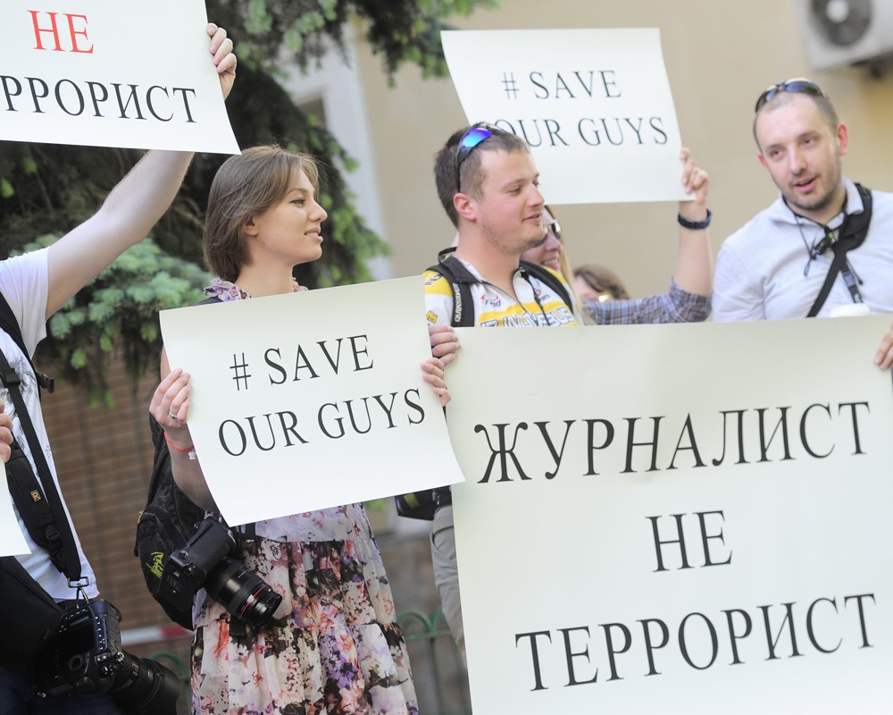 Пикет за освобождение журналистов "Lifenеws" у здания посольства Украины