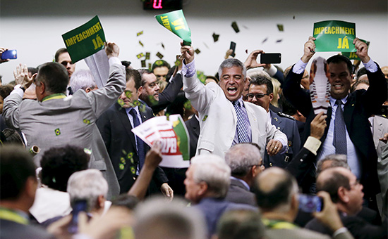 Члены комиссии по импичменту нижней палаты конгресса Бразилии после голосования


