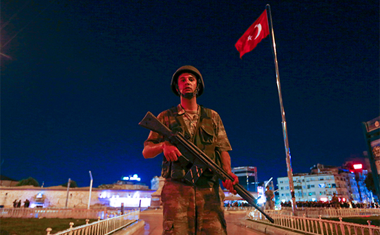 Турецкий военный в Стамбуле. 15 июля 2016 года


