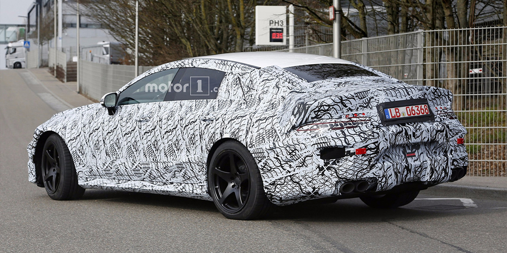 Серийная версия седана Mercedes-AMG GT впервые замечена на тестах