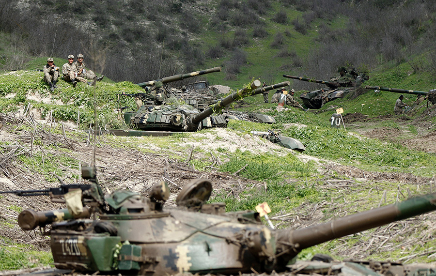 Солдаты армии обороны Нагорного Карабаха возле села Мадагиз. 6 апреля 2016 года