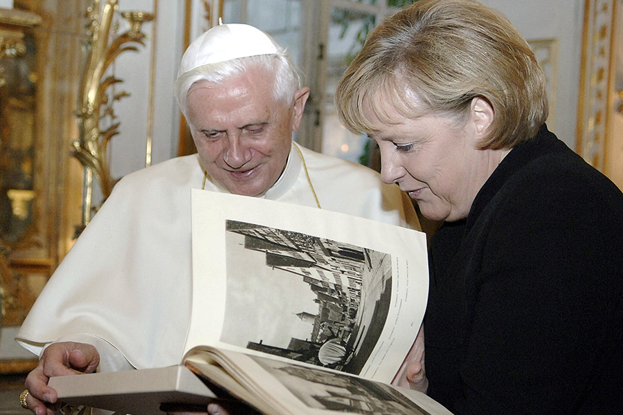Канцлер Германии Ангела Меркель на аудиенции у папы Бенедикта XVI в 2006 году