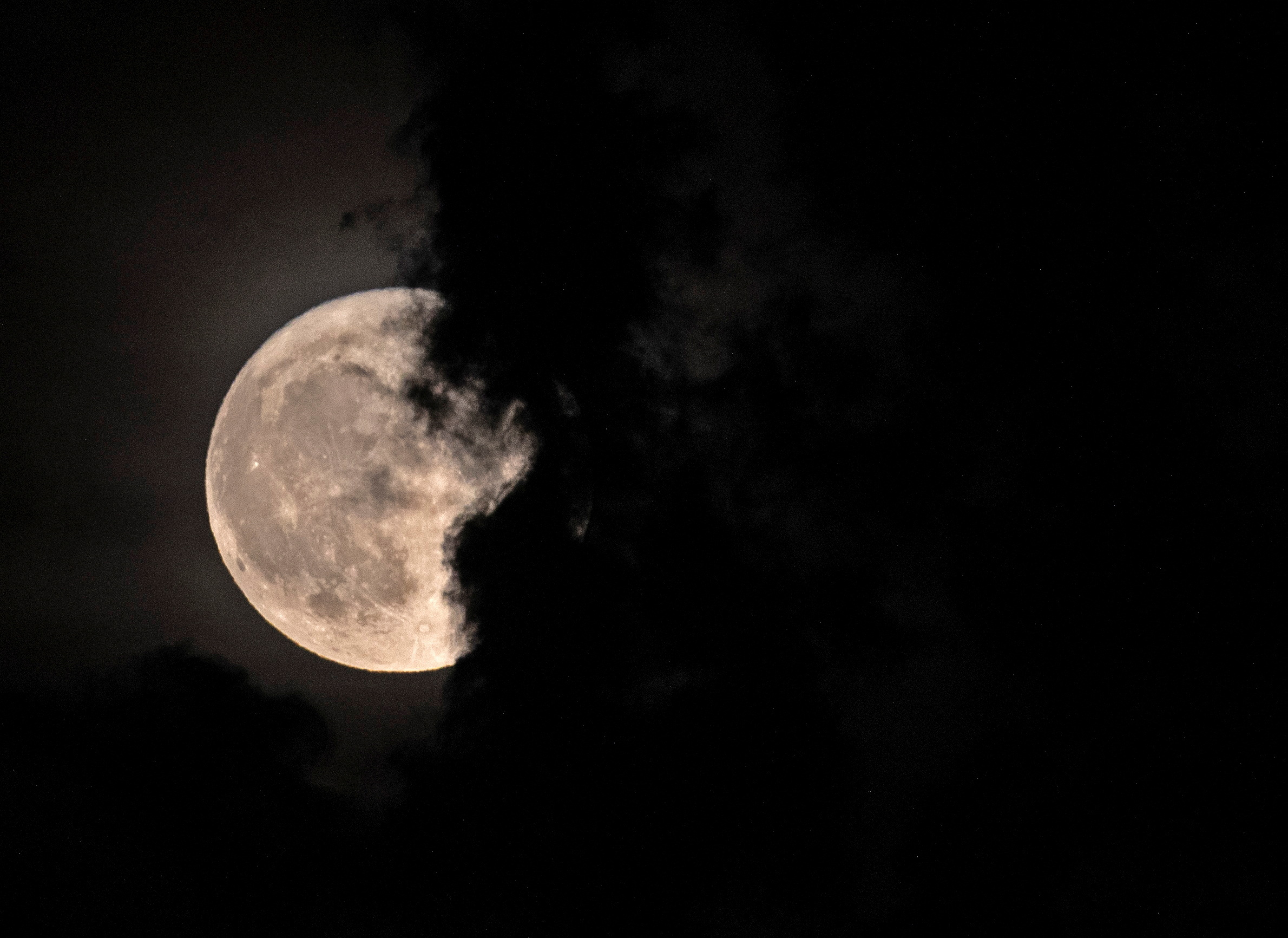 Вид на полную луну из Скопье, Македония
&nbsp;