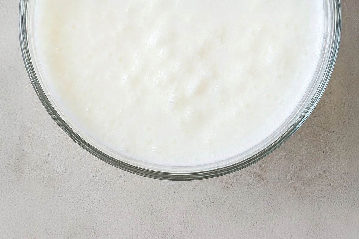 Кефир — это ферментированный молочный продукт, который получается в результате молочнокислого и спиртового брожения