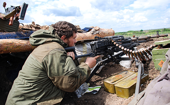 Ополченец Донецкой народной республики (ДНР) на позиции у линии соприкосновения с вооруженными силами Украины. Архивное фото