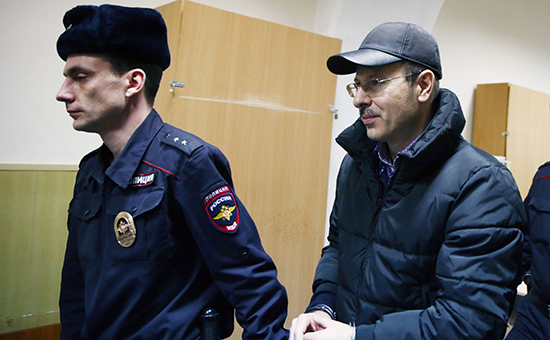 Бывший управляющий директор Domodedovo Airport Aviation Security Андрей Данилов (справа) в Басманном суде