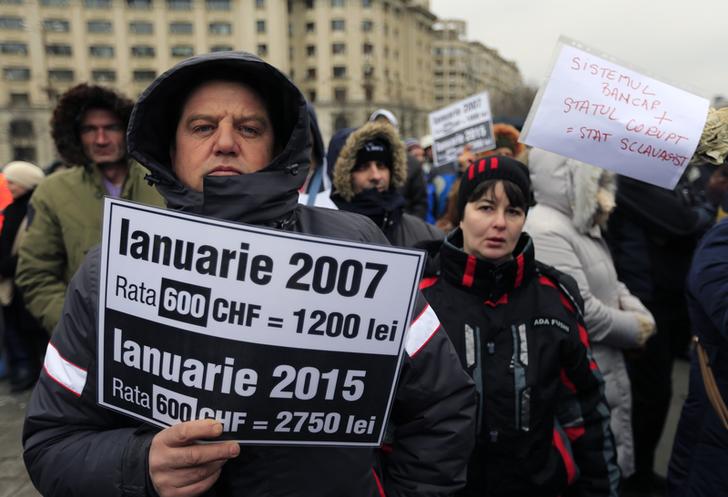 Демонстрация домовладельцев, взявших ипотечные кредиты в швейцарских франках, в Бухаресте, Румыния. 25 января 2016 года


