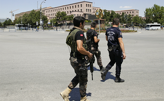 Сотрудники службы правопорядка Турции возле здания Генштаба в Анкаре. 17 июля 2016 года


