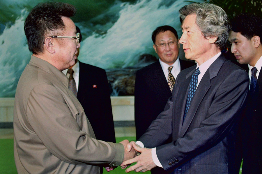 В 2002 году премьер-министр Японии Дзюнъитиро Коидзуми (на фото справа) посетил Пхеньян. Этот визит в Северную Корею стал первым в истории для японского лидера. Одной из основных на переговорах стала тема похищений японских граждан северокорейскими спецслужбами для подготовки разведывательных операций. Япония заявляет, что всего агенты КНДР в 70&ndash;80-х годах похитили 17 человек. Пять из них вернулись на родину после встреч лидеров двух стран. Ким Чен Ир принес извинения за похищения японских граждан. Коидзуми в ответ извинился за годы японской оккупации Кореи.
