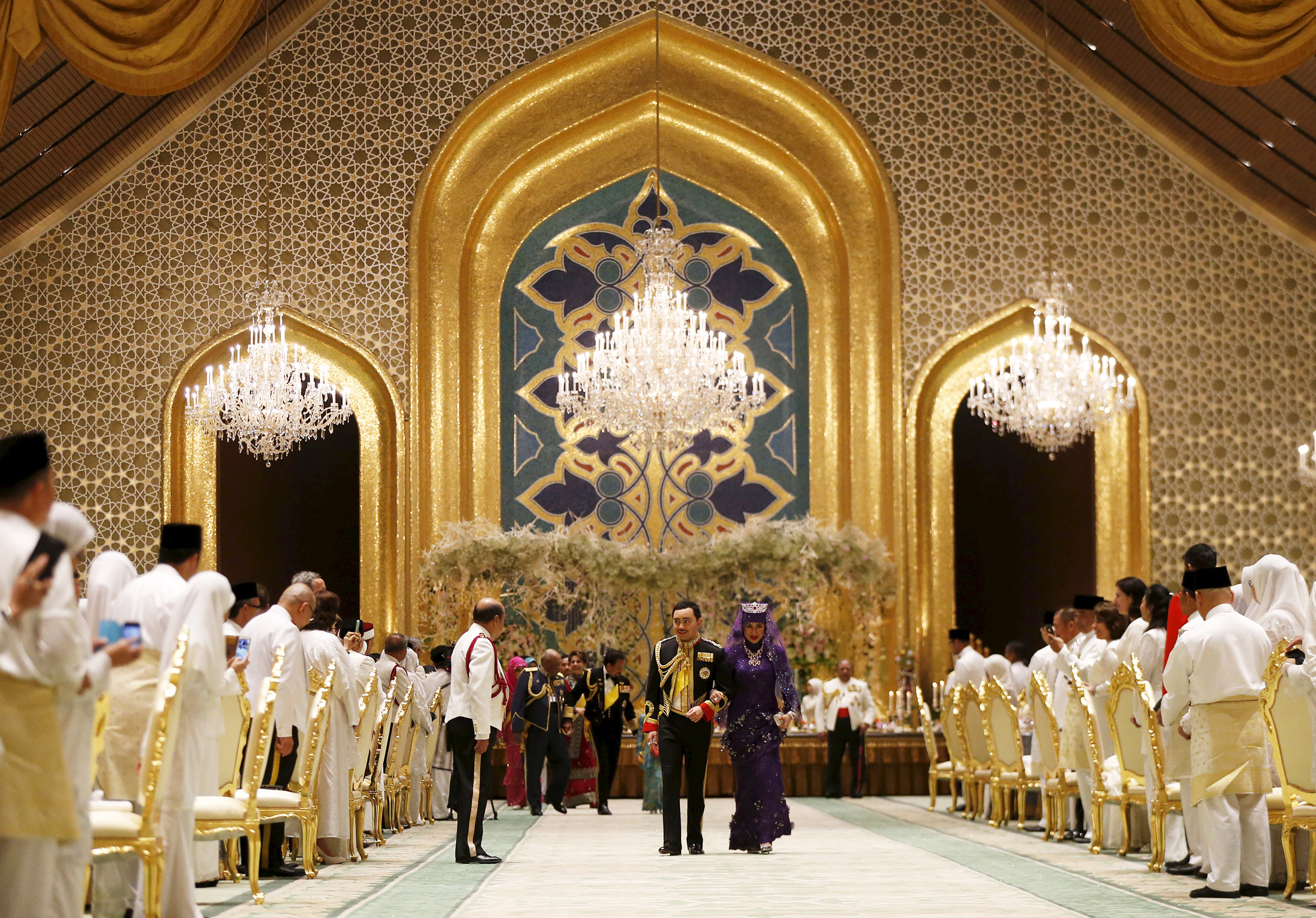 Еще один сын султана Брунея, Абдул Малик, в 2015 году женился на ИT-специалистке Даянгку Раабиатуль Адавии Пенгиран. Брачная церемония продолжалась более десяти дней в одном из самых больших жилых дворцов в мире, насчитывающем более 1,7 тыс. комнат, а букет невесты состоял из драгоценных камней. О стоимости церемонии не сообщалось.
