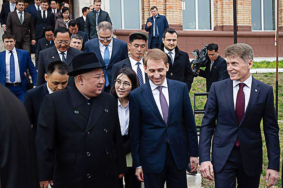 На первом плане, слева направо: лидер КНДР Ким Чен Ын, министр по развитию Дальнего Востока Александр Козлов и губернатор Приморского края Олег Кожемяко
