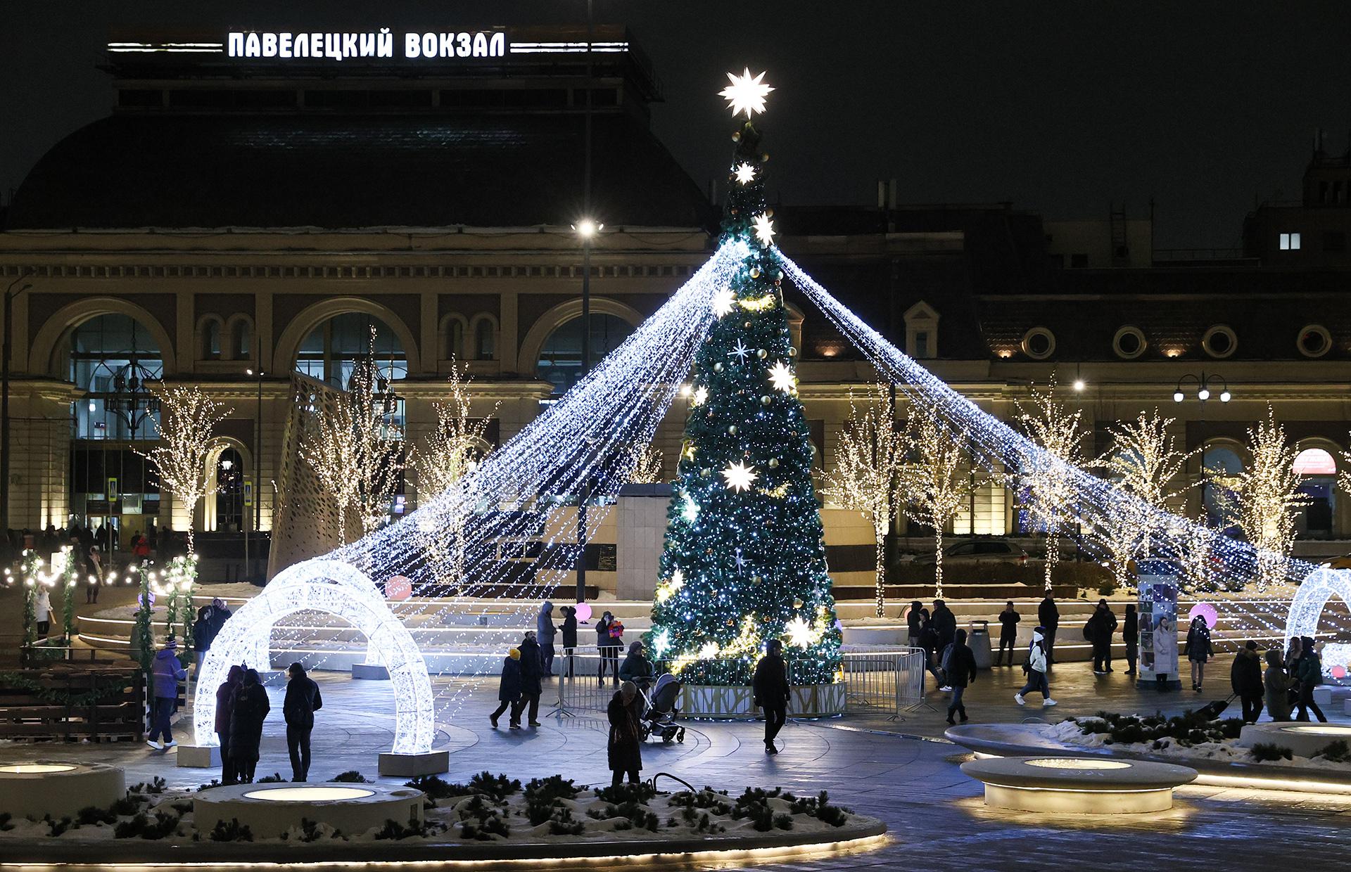 Новогодние украшения на Павелецкой площади