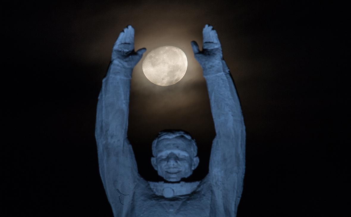 Луна на фоне памятника Юрию Гагарину
