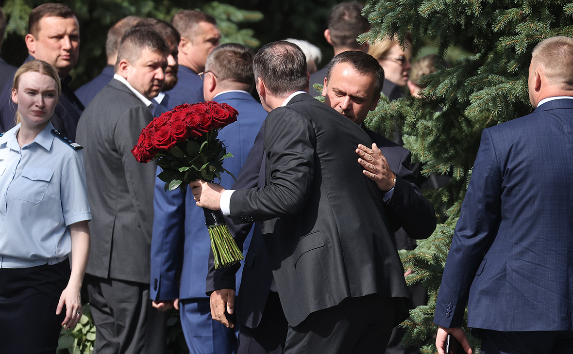 На прощание приехал Андрей Никитин. С февраля 2025 года он занимал пост замминистра транспорта, а после отставки Старовойта возглавил ведомство. В разговоре с журналистами Никитин назвал ушедшего «достойным человеком».