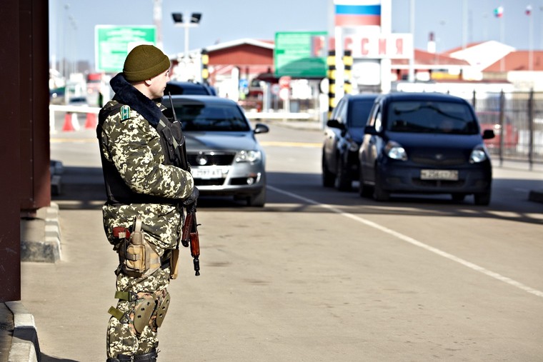 Российско-Украинская граница - Пограничники на пропускном пункте Гоптовка работают с удвоенной бдительностью.