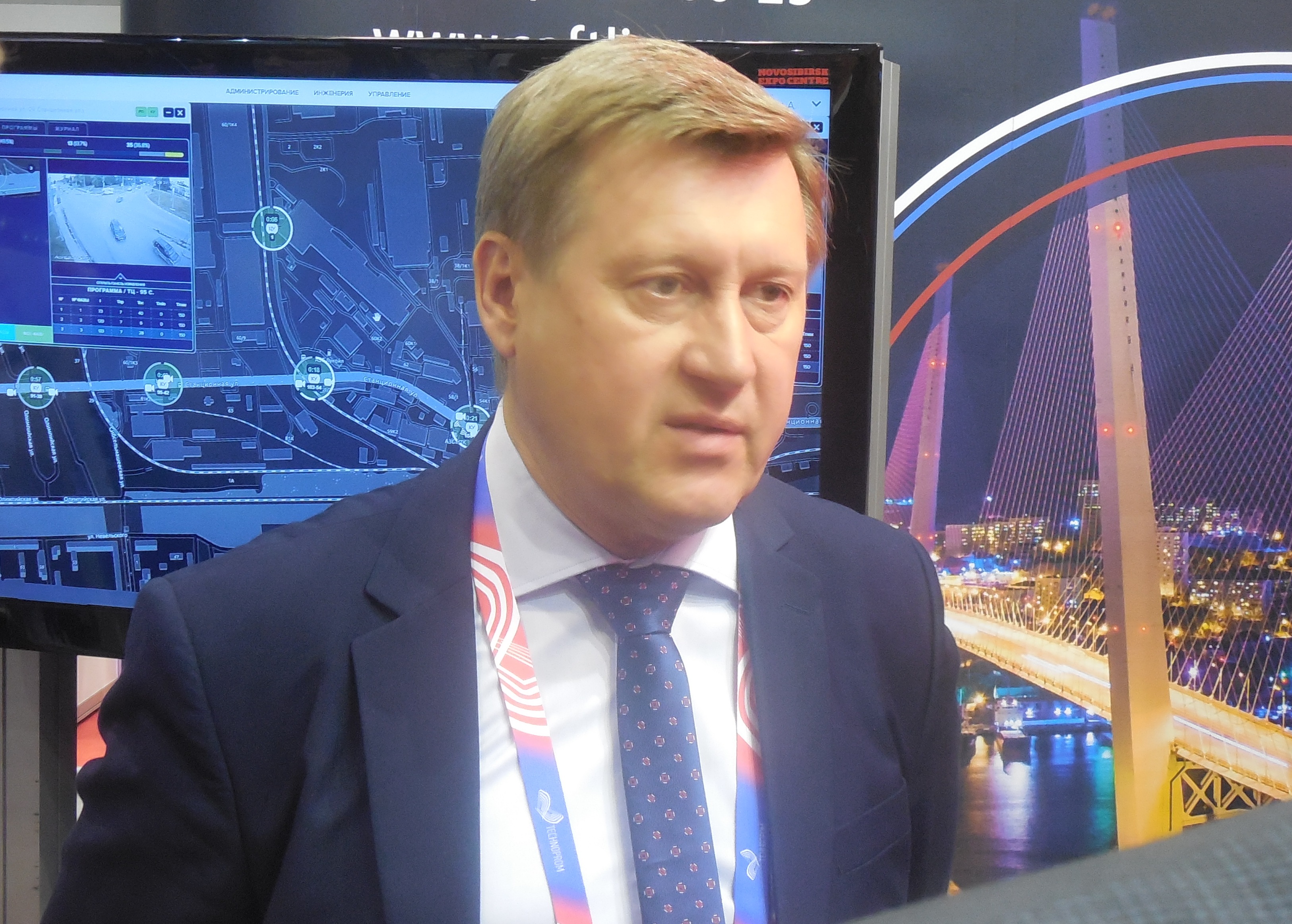 Анатолий Локоть обсуждает систему внедрения интеллектуальных светофоров в Новосибирске