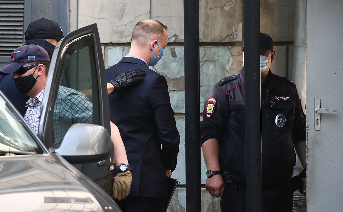 Иван Сафронов у Лефортовского суда перед рассмотрением вопроса об аресте
