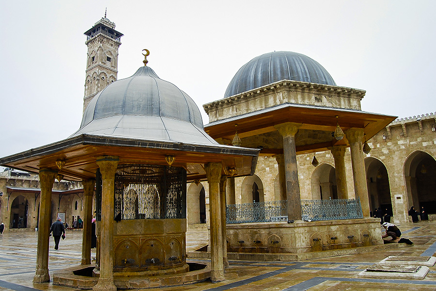 Великая мечеть Алеппо (также известная под названием Мечеть Омейядов) возникла в VIII веке. В течение нескольких веков она достраивалась, при турках-сельджуках был возведен 45-метровый минарет