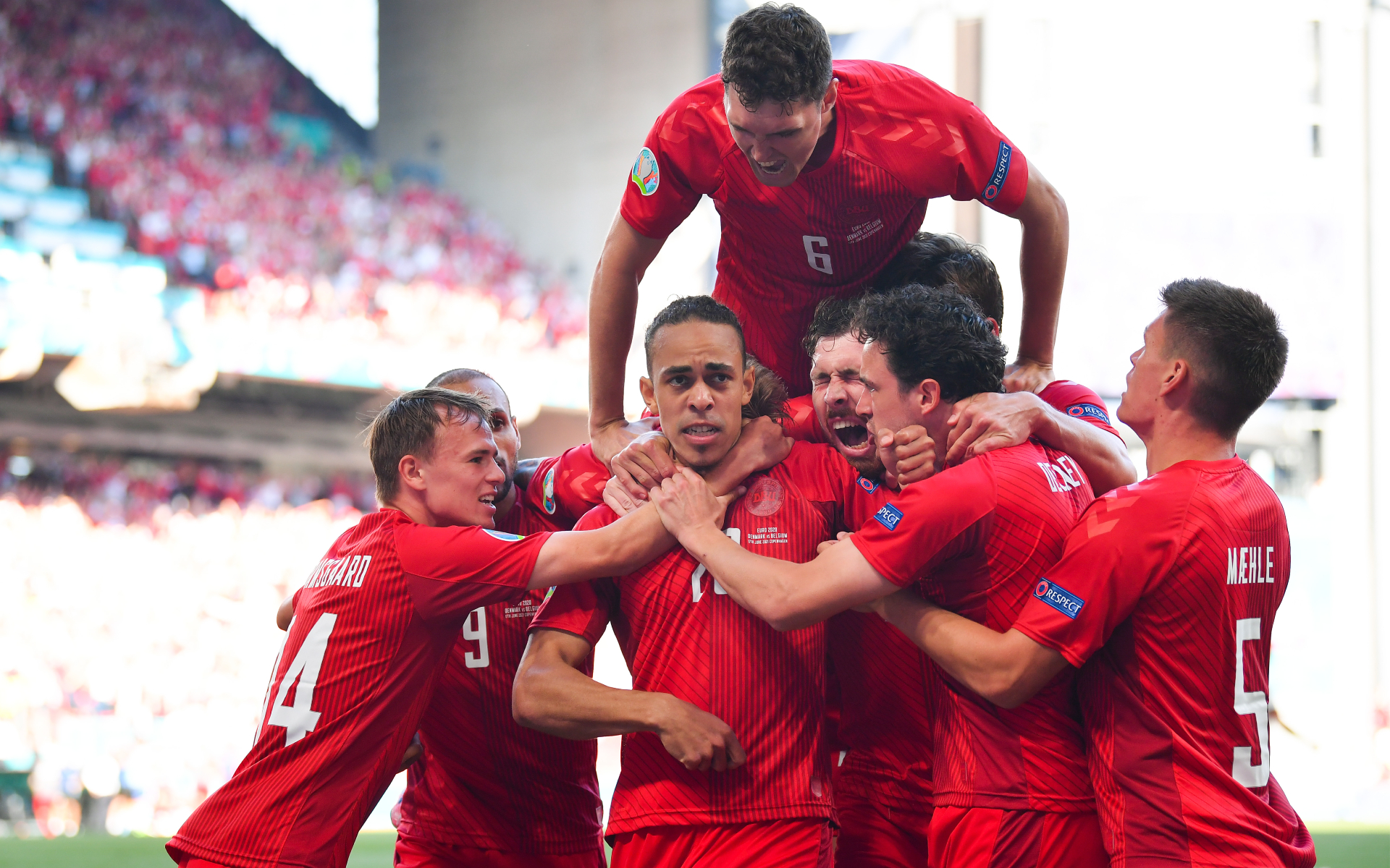 Фото: Футболисты сборной Дании отмечают гол в ворота сборной Бельгии на Евро-2020  (Photo by Stuart Franklin/Getty Images)