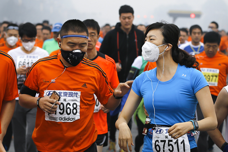 Спортсмены в масках бегут по улице Чанъань.