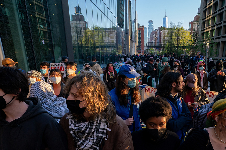 Студенты, выступающие в поддержку Палестины, оккупируют&nbsp;площадь кампуса Нью-Йоркского Университета, 26 апреля 2024 года