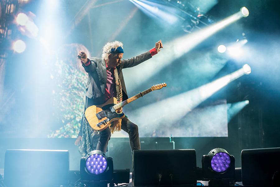 Кит Ричардс выступает на сцене Pyramid Stage на Фестивале современного исполнительского искусства в Гластонбери, Великобритания, 29 июня 2013 года