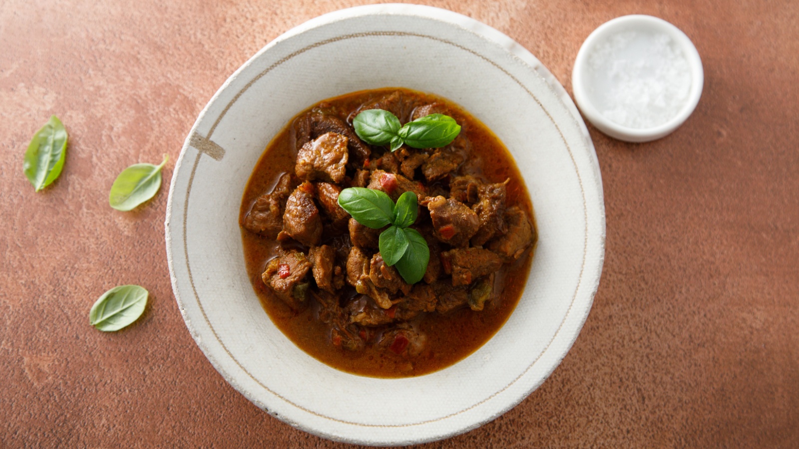 Блюдо отлично сочетается с картофельным пюре, рисом или макаронами