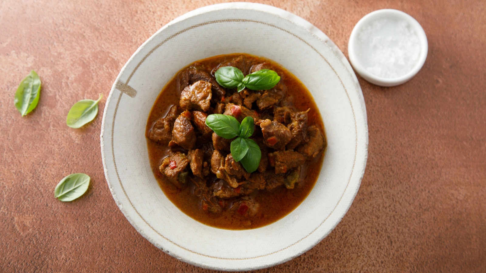 Блюдо отлично сочетается с картофельным пюре, рисом или макаронами