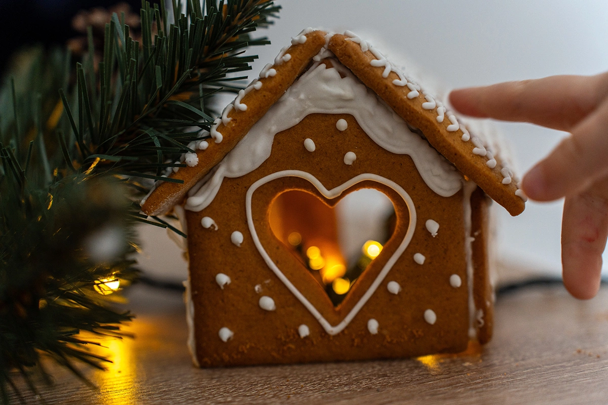 Создание этого подсвечника потребует кулинарного мастерства, но за основу можно взять и готовое кондитерское изделие