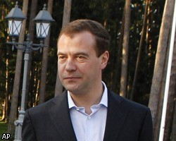 Фото, сделанные Д.Медведевым, привезли для выставки в Северную столицу