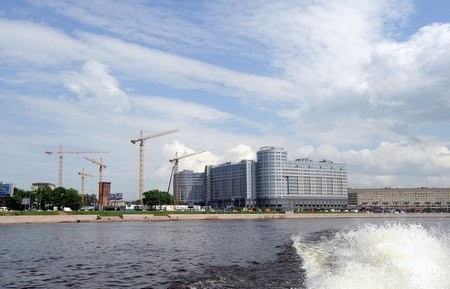 Нефасадный Петербург: кто захватил городские набережные