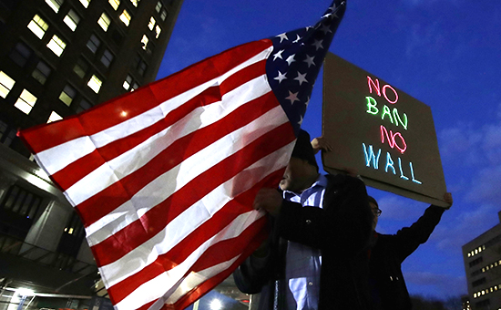 Выступающие против иммиграционного указа президента США жители Бруклина. Нью-Йорк, февраль 2017 года
