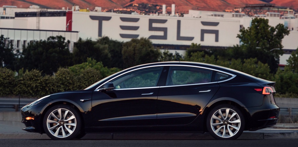 Илон Маcк показал самый доступный электромобиль Tesla