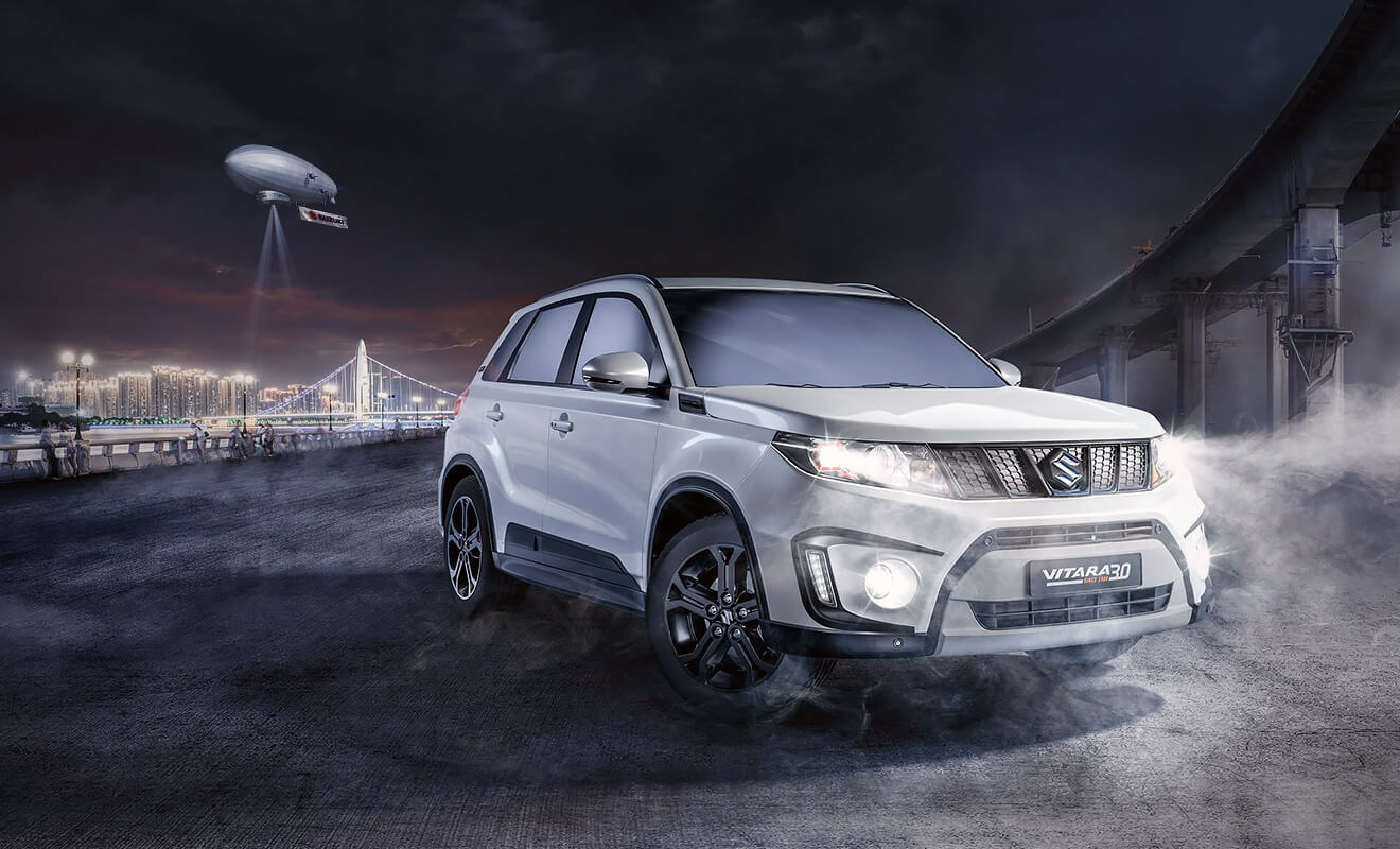 Suzuki к 30-летнему юбилею модели Vitara выпустила спецсерию модели нынешнего поколения. Самую дорогу версию &laquo;Витары&raquo; с турбомотором (140 л.с.), полным приводом и кожаным салоном украсили черными вставками, фонари затонировали и добавили защитных накладок по нижней части кузова. Интерьер украсили глянцево-черными деталями и специальными ковриками. Каждая из 30 юбилейных моделей получит шильдик с порядковым номером. Цена кроссовера &mdash; 1 млн 690 тыс. рублей.