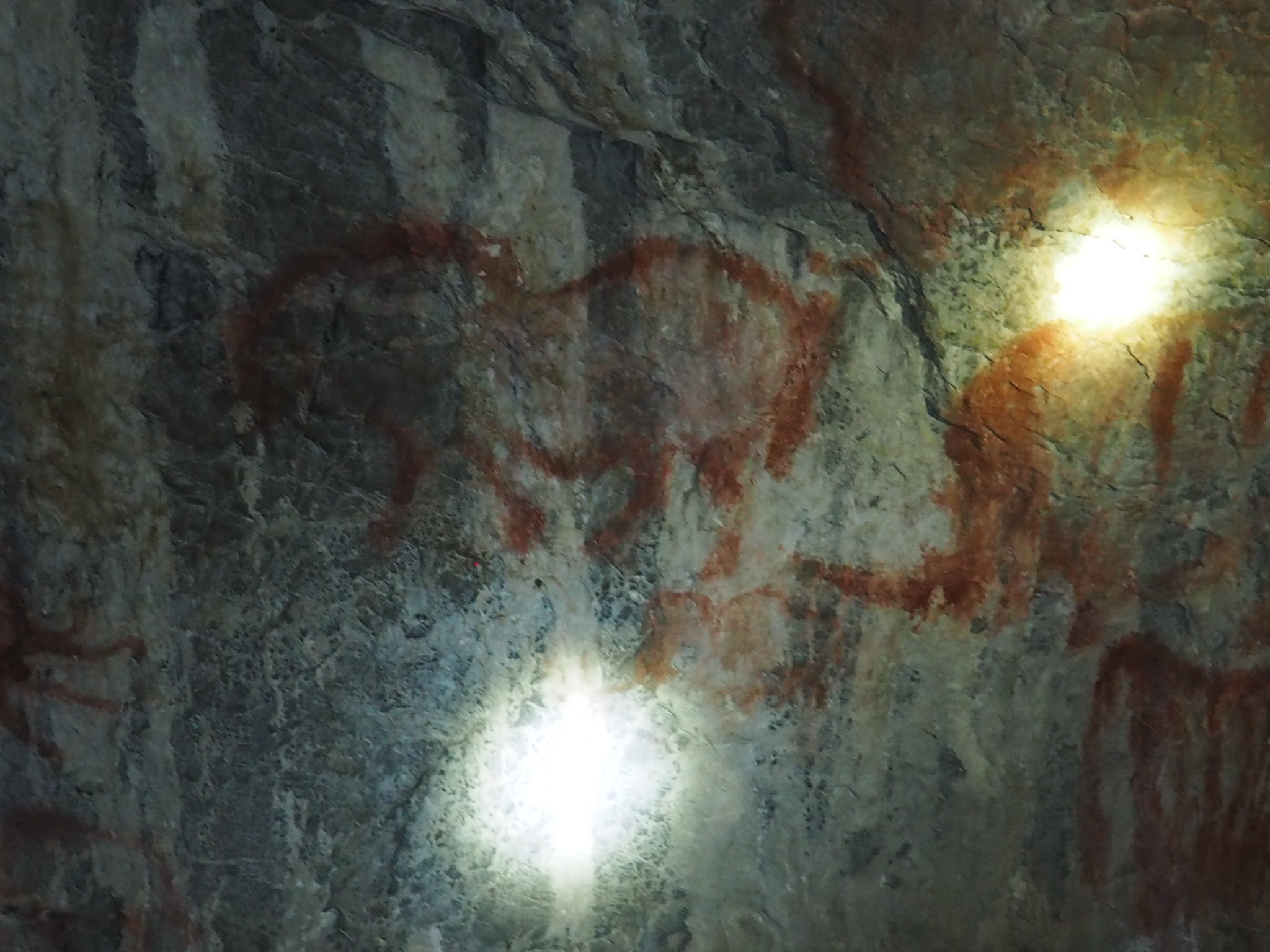 Копии рисунков древнего человека, нанесенные недалеко от входа в пещеру в качестве аттракциона для туристов