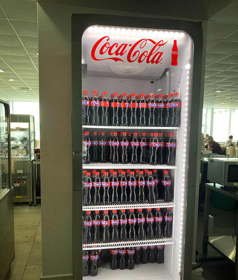 Напиток Grink Cola в фирменном холодильнике Coca-Cola на ВЭФ