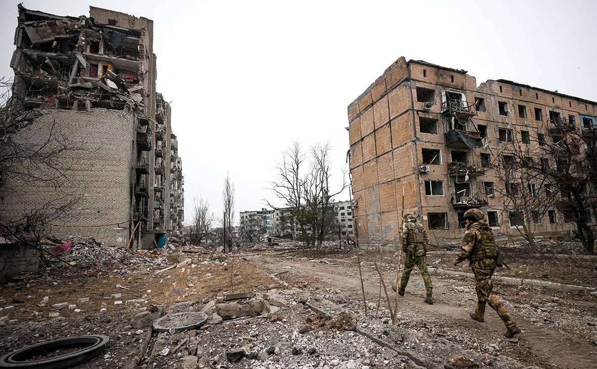 Авдеевка. Военнослужащие Центрального военного округа (ЦВО) у разрушенного здания в Авдеевке
