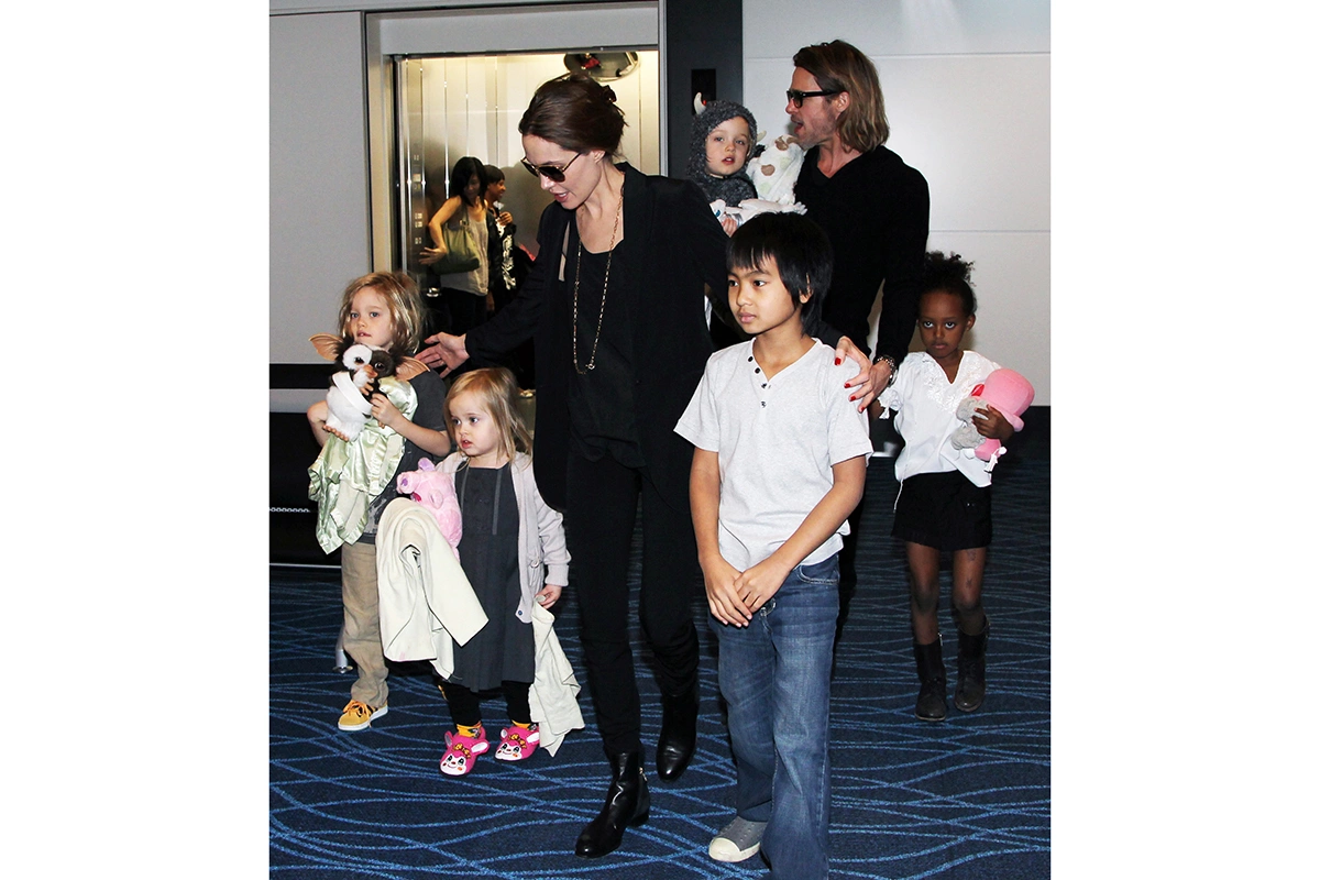 <p>Брэд Питт и Анджелина&nbsp;Джоли&nbsp;с детьми покидают аэропорт Ханеда в Токио, Япония. 10 ноября&nbsp;2011 года</p>