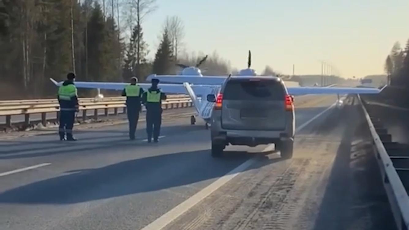 В Вологодской области легкомоторный самолет сел на трассе. Видео
