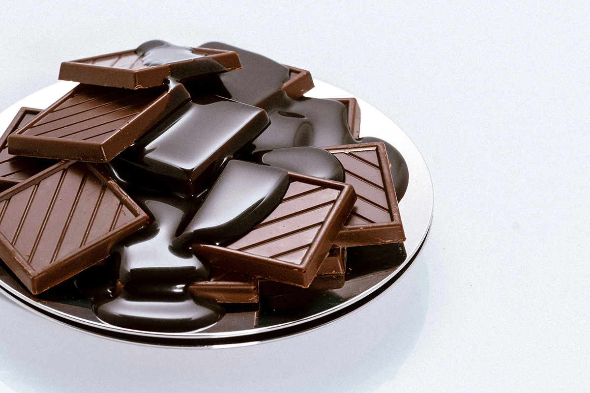 Коньяк и темный шоколад сочетаются друг с другом за счет родства тонких ароматов