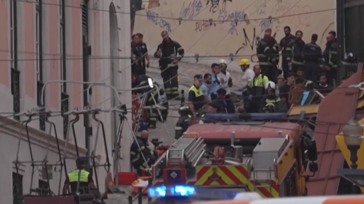 В Португалии объявили национальный траур после схода фуникулера с рельсов