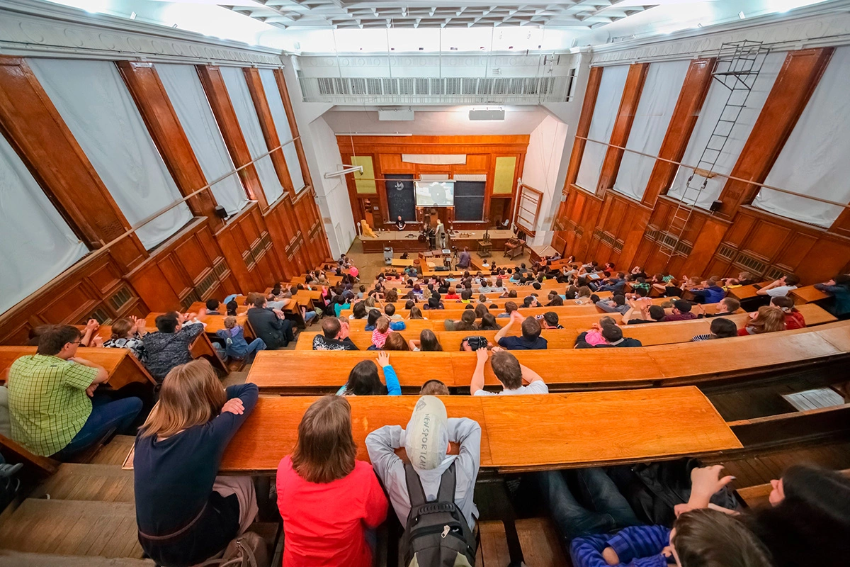 Образование в сфере экономики можно получить либо в университете, либо через колледж