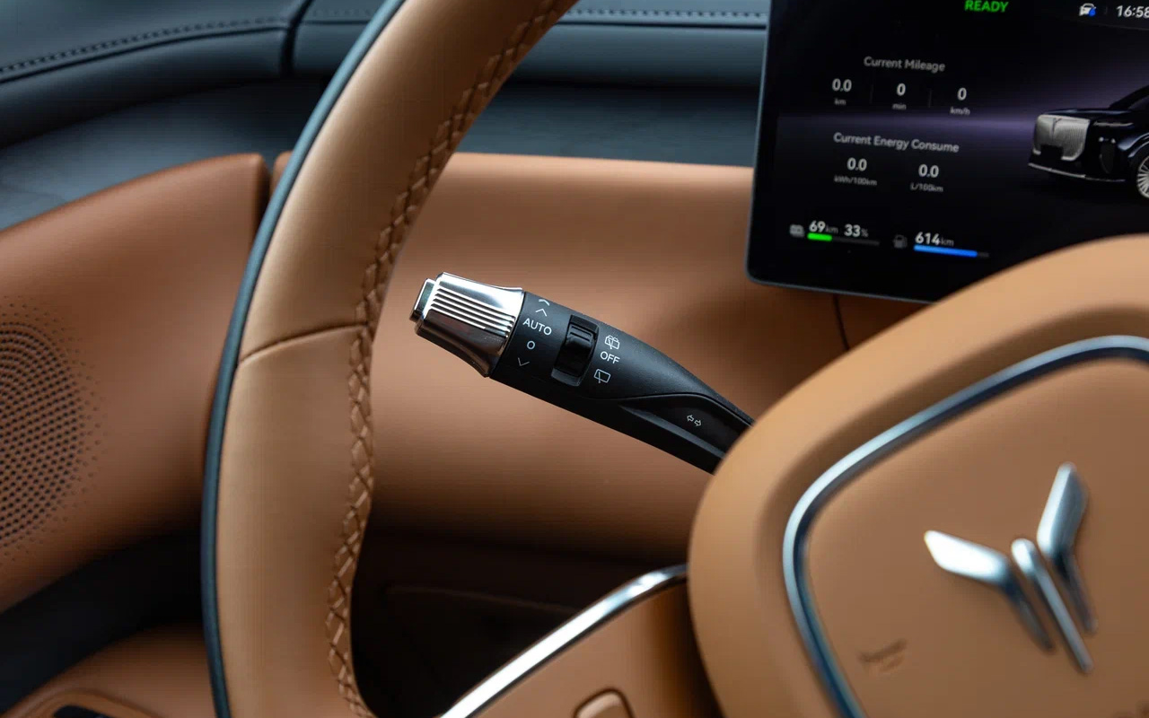 Секция на левом рычажке Voyah Taishan, отвечающая за управление фарами,&nbsp;при включении&nbsp;поворотников&nbsp;иногда случайно поворачивается. Кнопка на торце &mdash; для&nbsp;подачи&nbsp;стеклоомывающей жидкости