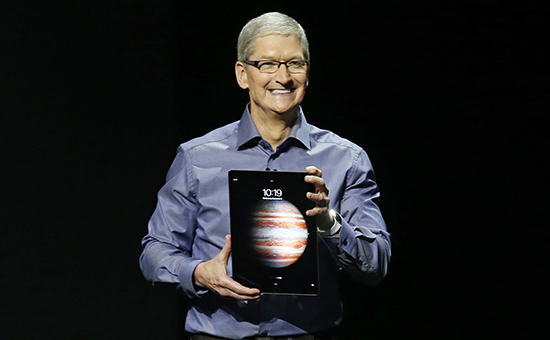Глава корпорации Apple Тим Кук представляет новый iPad Pro